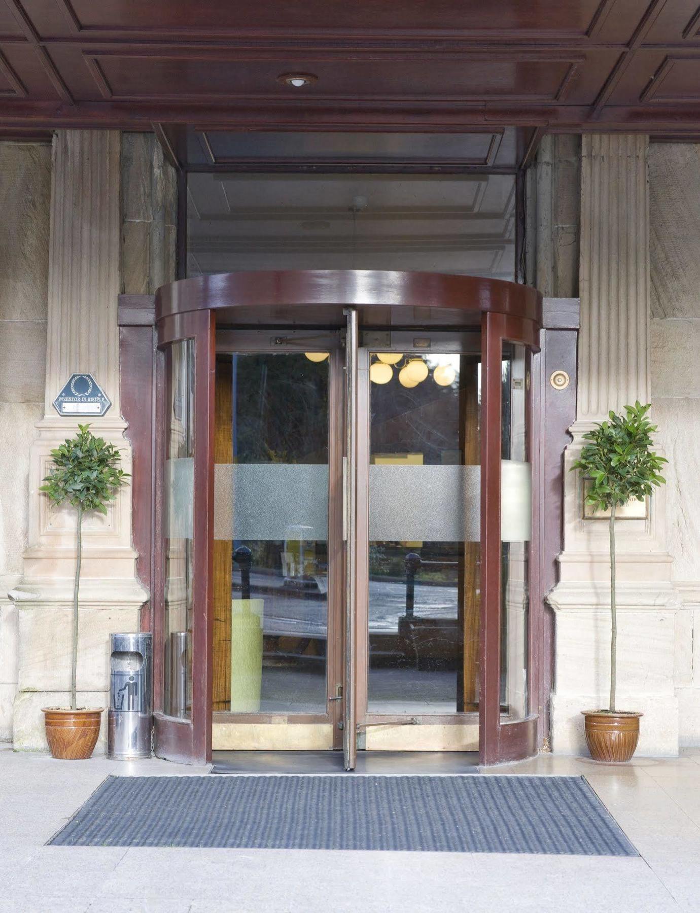 The Tarbet Hotel Екстериор снимка